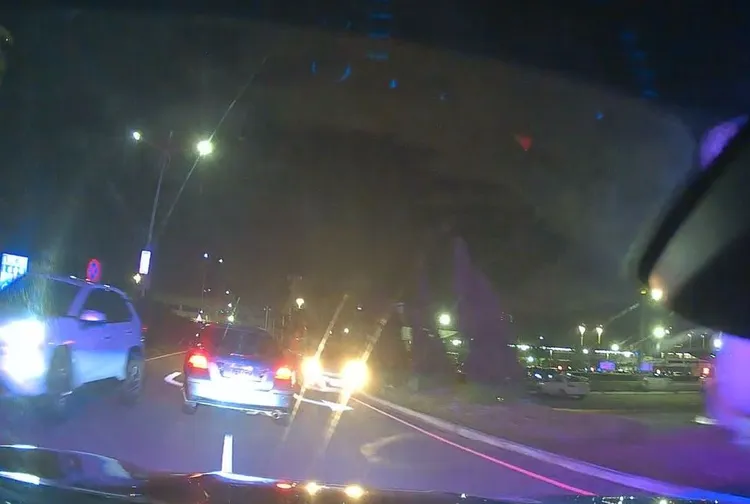 黃牛駕車逆向逃逸。航警局提供