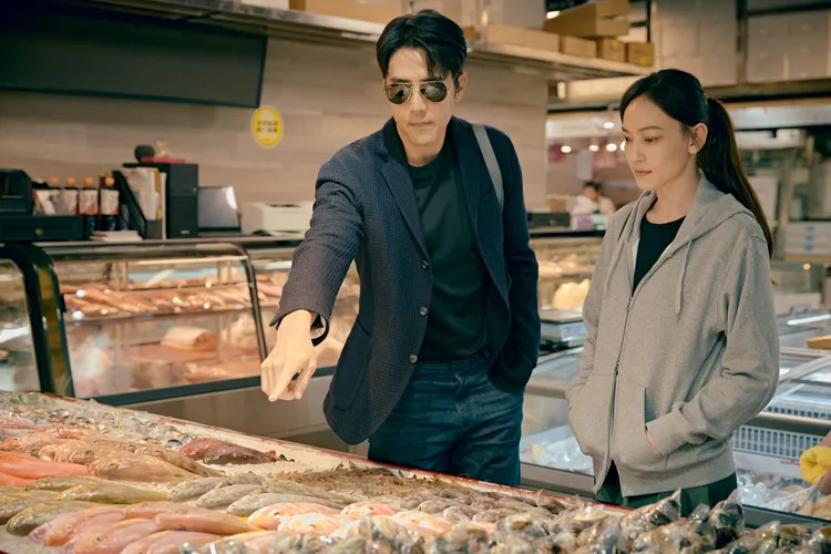 胡宇威、姚以緹現身南門市場拍攝。公視提供