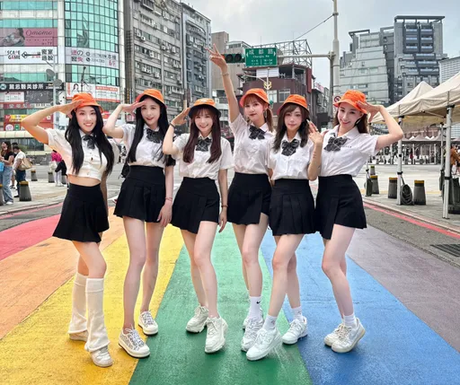 啦啦隊女神走出廁所好尷尬 「裙子夾內褲裡」同學看光光