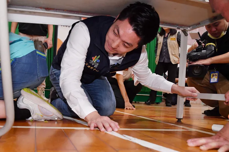 北市今災害防救演習，蔣萬安一同演練。北市府提供