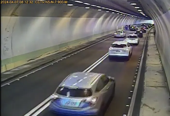 國5雪隧內車流大致順暢。高公局提供