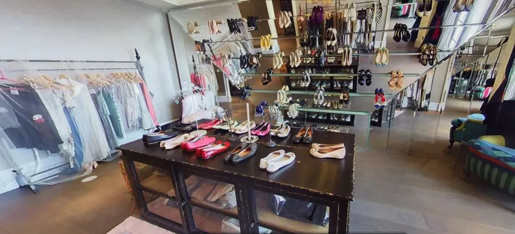 衣物間與鞋子墻。翻攝麗滋行網站