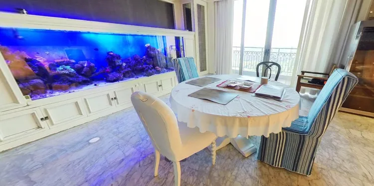 餐廳有超大水族箱。翻攝麗滋行網站