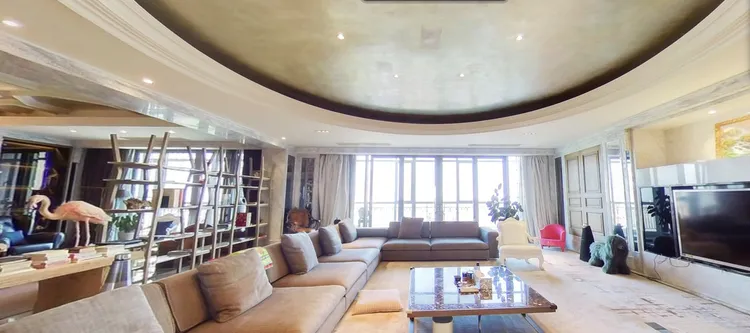 客廳看來很寬廣。翻攝麗滋行網站