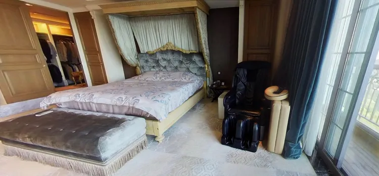 主臥走華麗路線。翻攝麗滋行網站