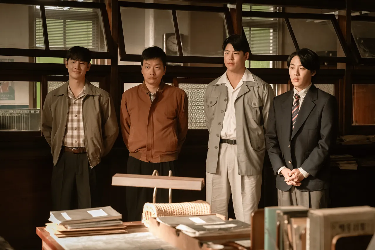 李帝勳(左起)、李東輝、崔宇成、尹賢秀在《搜查班長1958》中一起打擊犯罪。Disney+提供