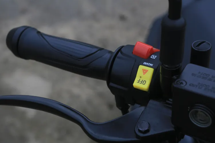 右把手後方也包含了雙閃警示燈按鈕。林浩昇攝