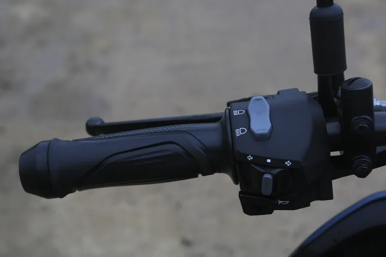 左把手安排包含遠近光燈、方向燈、喇叭按鍵。林浩昇攝