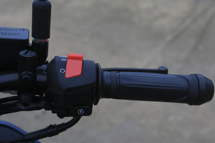 右把手正面則安排啟動鈕、引擎斷電開關按鈕。林浩昇攝