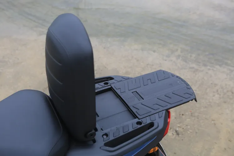 後方的座墊透過側面按鈕即可操作向上翻轉，且置物平台也能透過拉柄操作向後延伸擴充。林浩昇攝