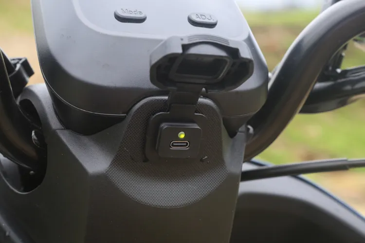 USB充電孔除了採用新式的Type C規格，原廠也貼心地將其設在便利使用的龍頭中央下方。林浩昇攝