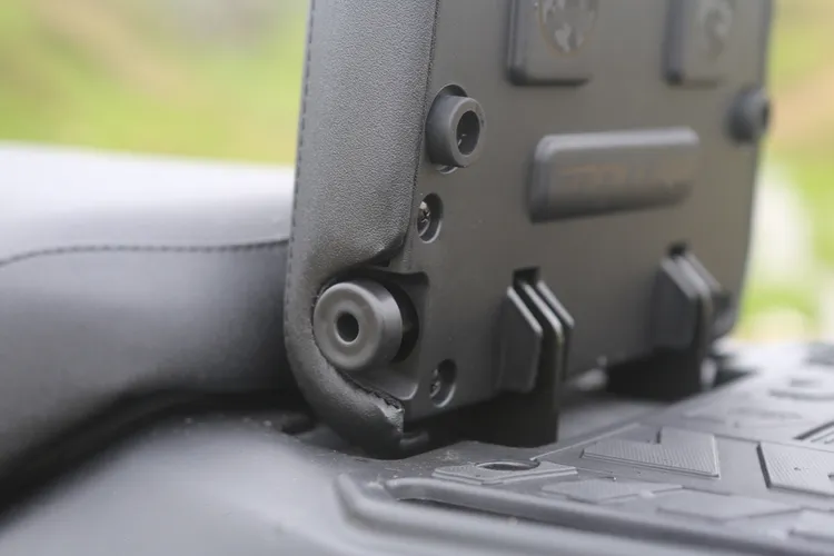 不管是向上或向下翻摺，都只要透過按壓這個圓形旋鈕就能輕鬆操作。林浩昇攝