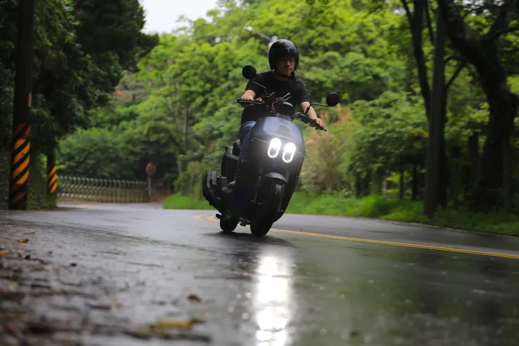 輕盈的車頭彌補了長軸距的先天體質，在行經每個不平路面時懸吊都帶來恰到好處的回饋，彎道也能帶來不俗的支撐性。林浩昇攝