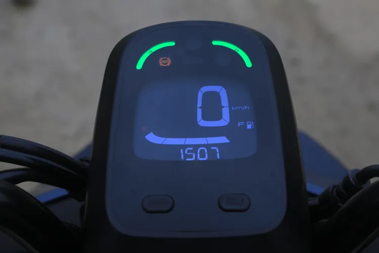 單色負顯液晶儀表板，大型字體易於判讀之外，方向燈在左右上緣勾邊的設計也頗具巧思。林浩昇攝