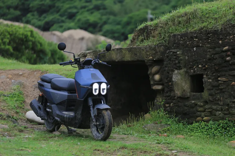 目前KYMCO 大樂 Dollar車系在國內區分兩種動力、三種車型，大樂Dollar 125碟煞售價87,500元，大樂Dollar 150碟煞售價93,500元，而試駕的大樂Dollar 150 ABS售價則為99,500元。林浩昇攝