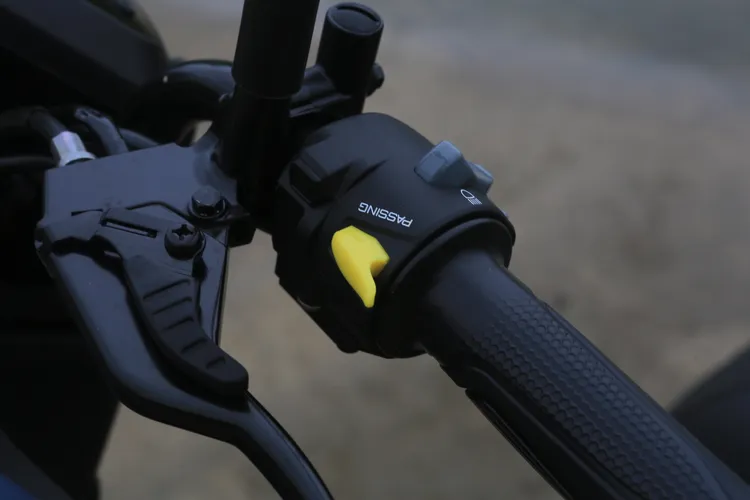 左把手後端也設置了超車燈，以食指操作相當就手。林浩昇攝