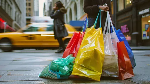 超市20年資深員工 因為買東西「沒付袋子錢」被老闆抓包開除