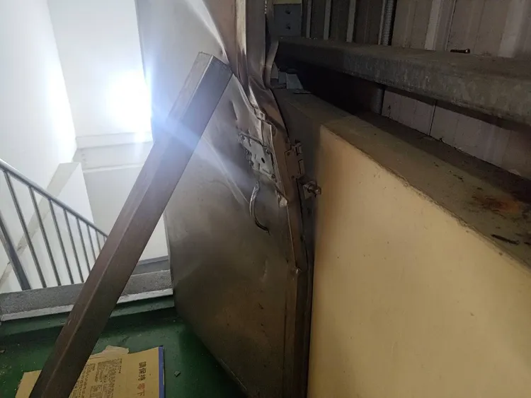 裝鋼製門閂防查緝。桃園警分局提供