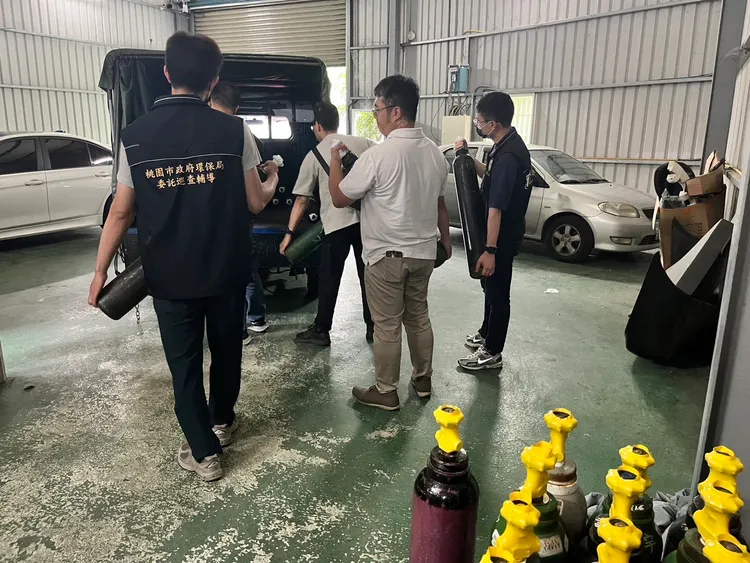 查扣笑氣鋼瓶。環保局提供