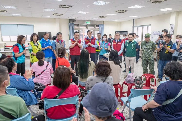 張善政市長到場和住戶說明。桃園市府提供