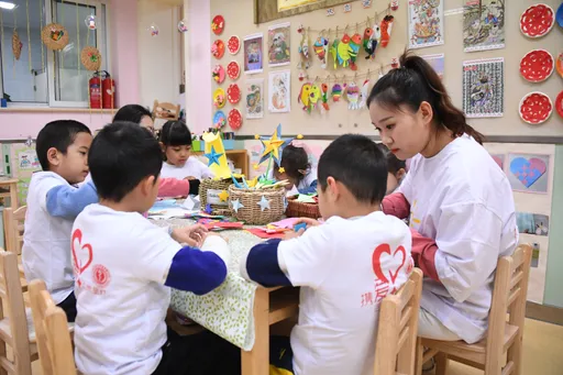 中国少子化幼儿园招不到学生 要转型「托老所」