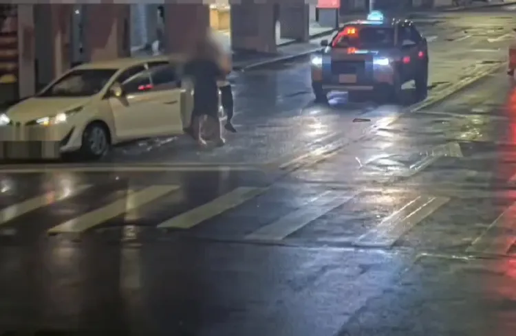 車上駕駛後來落跑。翻攝畫面