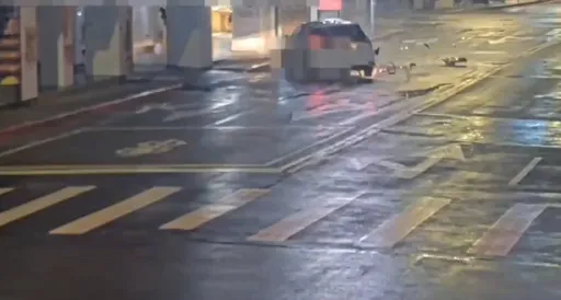 北投深夜街头巨响　轿车蛇行撞电杆影片曝光！驾驶这原因落跑了