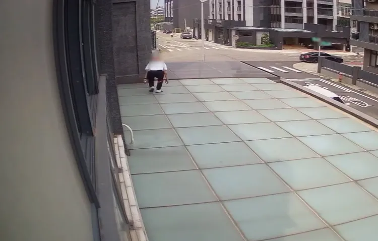 毒蟲自2樓欲跳窗從採光罩逃逸。翻攝畫面