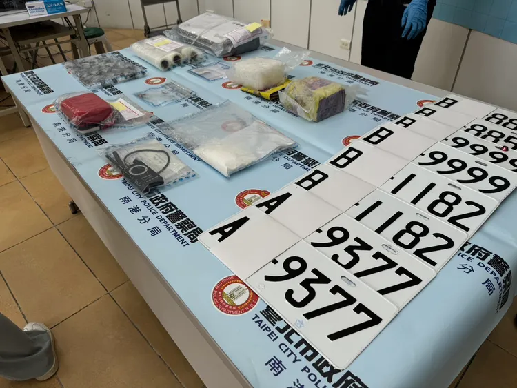 警方查扣毒品與偽造車牌。翻攝畫面
