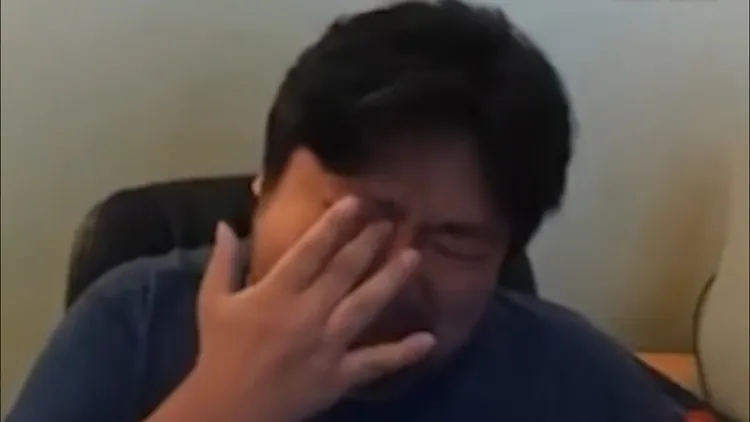 統神近日因失言風波，多次在直播落淚。翻攝YouTube/統晨大戲院