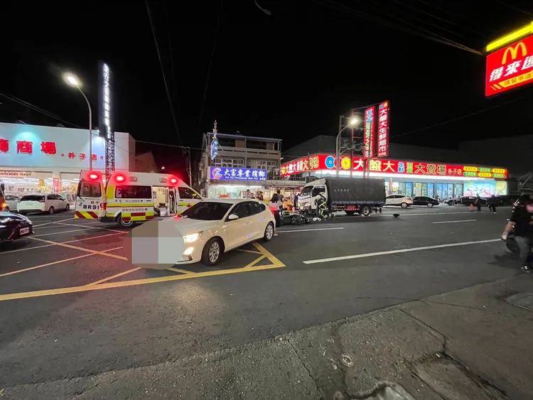 女大生騎車雙載遭違規汽車撞飛，造成1死車禍。翻攝畫面