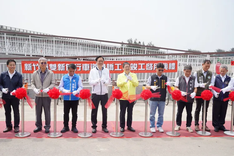 「雙新自行車道」通車典禮，由新竹縣長楊文科、桃園市長張善政等人共同剪彩啟用。新竹縣府提供