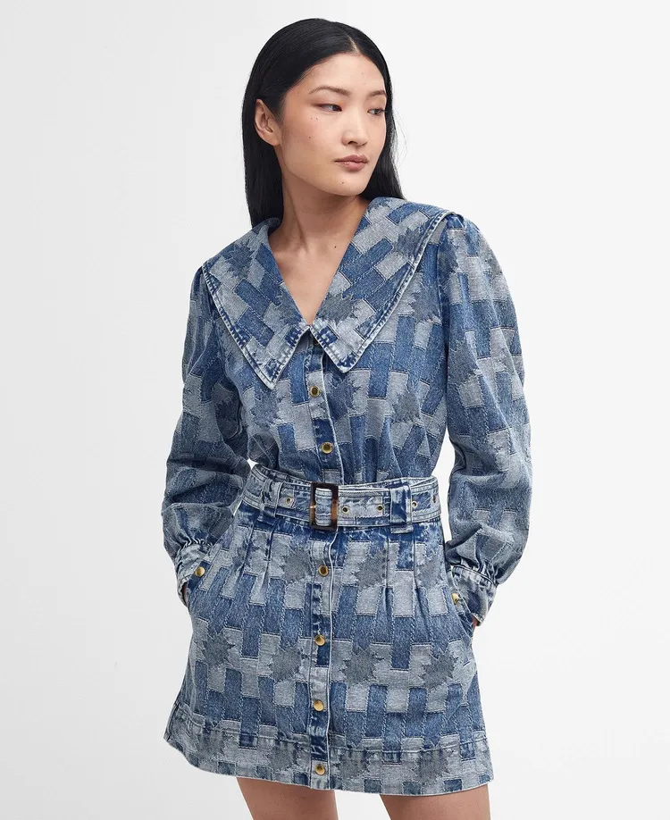 Bowhill拼貼單寧襯衫6200元、Bowhill拼貼單寧短裙5600元。品牌提供