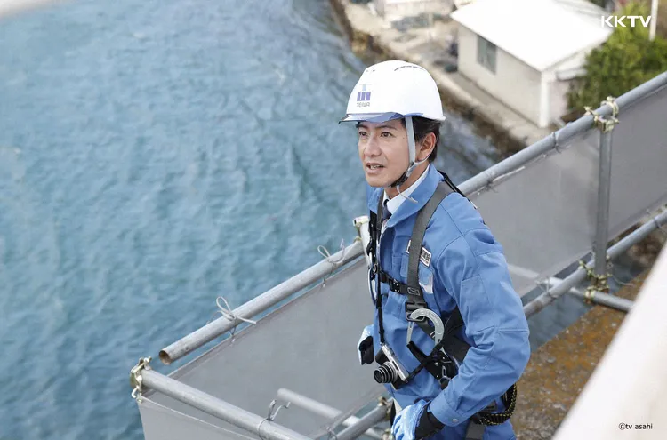 木村拓哉為了拍攝爬上鷹架。KKTV提供