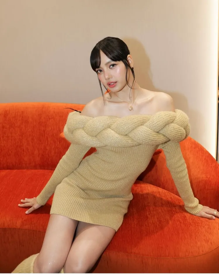 Lisa穿著平口麻花辮裙。翻攝Lisa IG