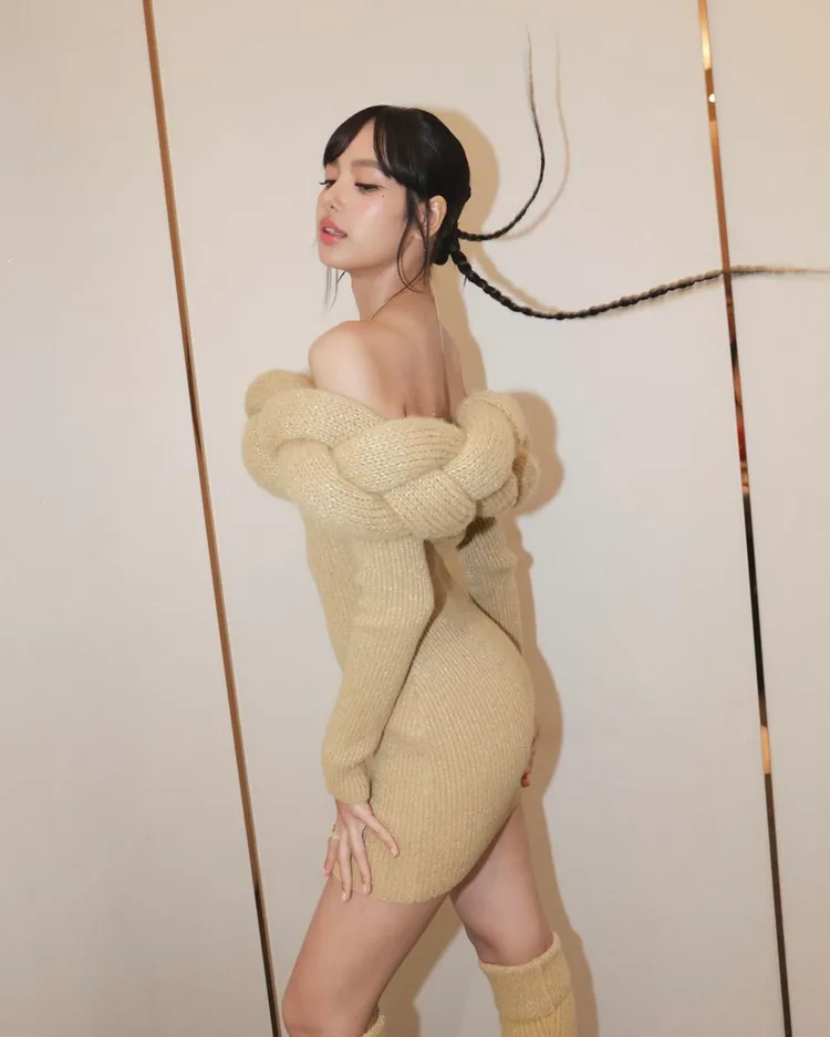 平口洋裝以貼身剪裁凸顯出線條感。翻攝Lisa IG