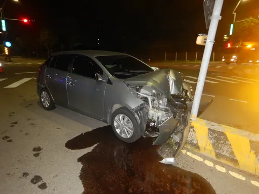 畫面曝光！台中轎車不明原因「直衝分隔島」　女駕駛插管搶救