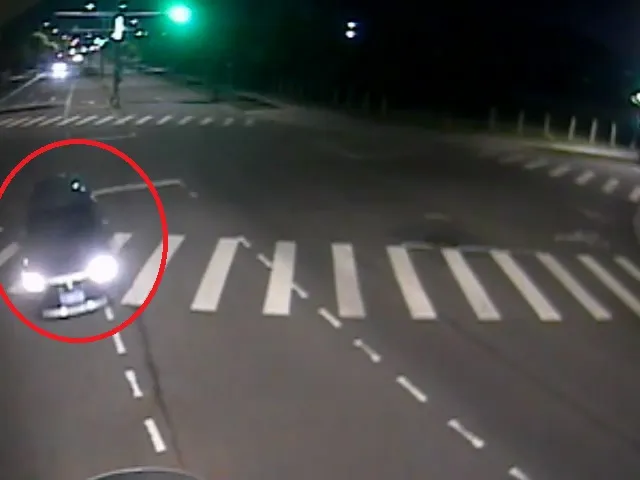 阮女自小客車通過路口時一路向左偏駛，最後撞上中央分隔島。民眾提供