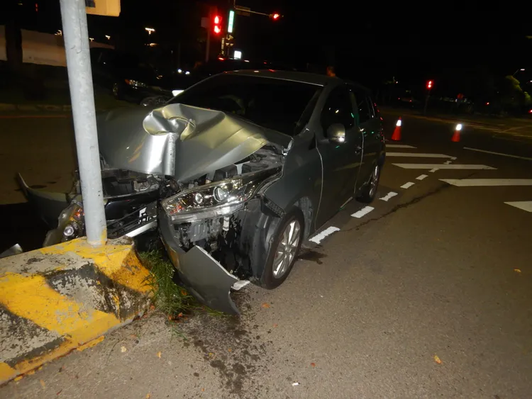 自小客車車頭受損嚴重。民眾提供