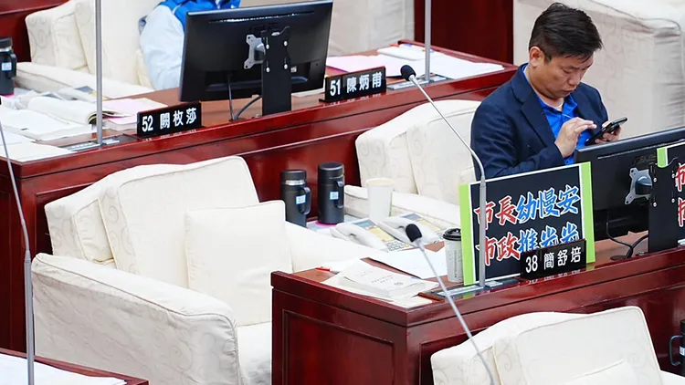 鍾沛君指簡舒培拍完照就溜，當時蔣萬安還在施政報告。翻攝自鍾沛君臉書