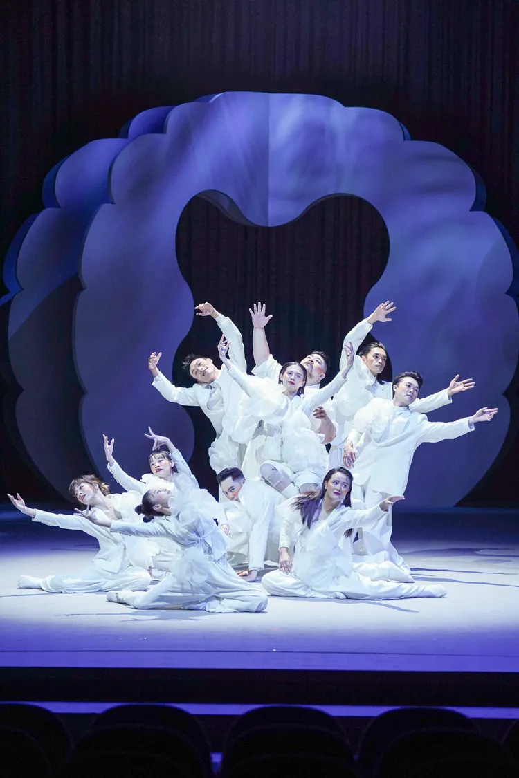 開場舞團帶出萬物綻放的華麗景象。品牌提供