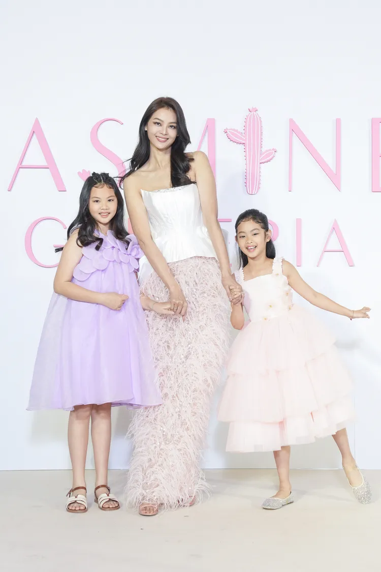林嘉綺帶著2個女兒一起看JASMINE GALLERIA時尚秀。品牌提供