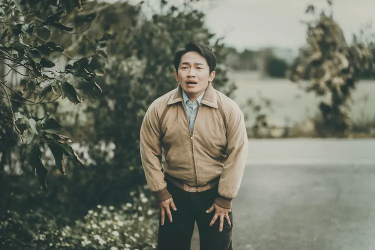 短跑型選手蔡昌憲劇中為好友張耀仁把風，無奈還是來不及救兄弟，無助又沮喪。公視台語台提供