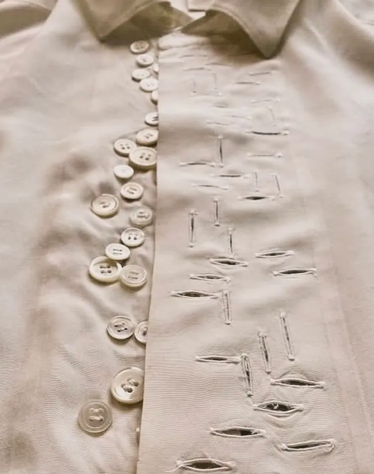 山本耀司2010年推出的設計款襯衫「Many Buttons」。翻攝自臉書社團「日本行銷最前線」