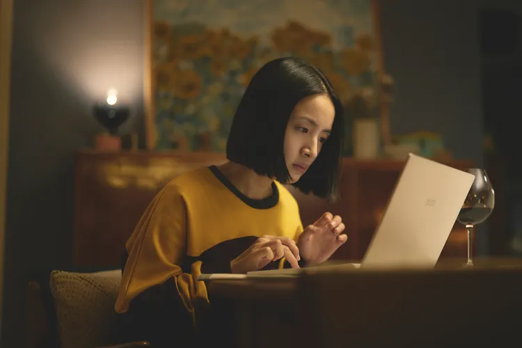 林依晨在劇中的角色對生活日復一日感到厭倦。公視、MyVideo提供