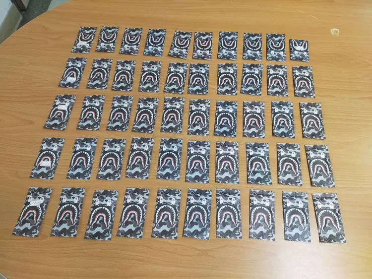 警方動員警力從廢棄工廠內找到五十包毒咖啡包。翻攝畫面