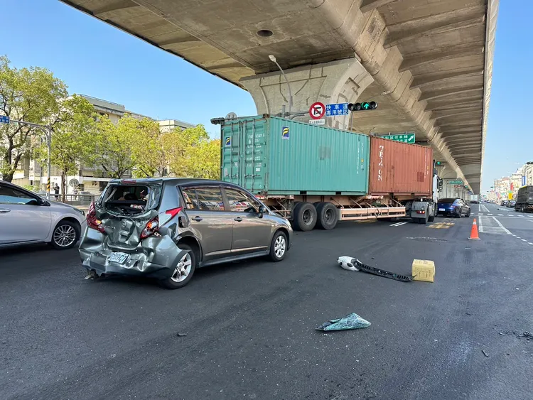 轎車車尾凹陷。警方提供