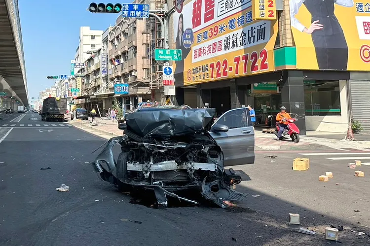 賓士休旅車引擎蓋掀起、車頭凹陷，受損嚴重。警方提供