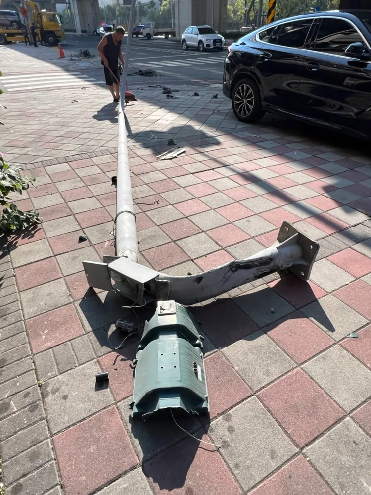 電桿也被撞斷。警方提供