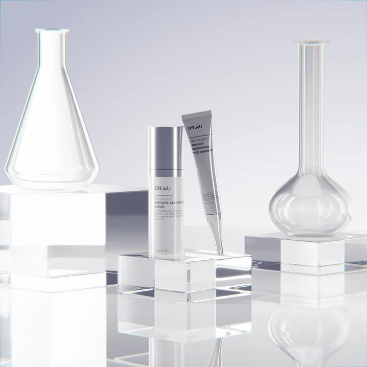 超微C美白精華液（左）30m／1800元、超微C密集淡斑精華（右）20ml／  1300元。品牌提供  